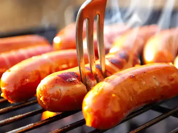 Prebadanje klobas pred peko: pogosta napaka ali genialen trik? resnica, ki spremeni vse