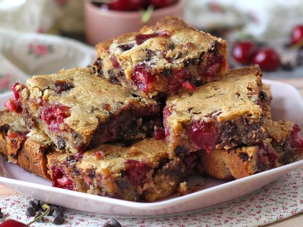 10 popolnih spomladanskih tort, s katerimi bo vsako popoldne slajše