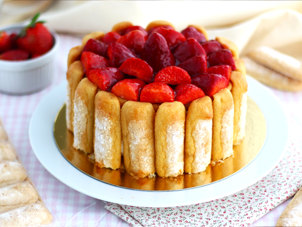 Ta preprosta jagodna charlotte je očitno naša najljubša pomladanska sladica!