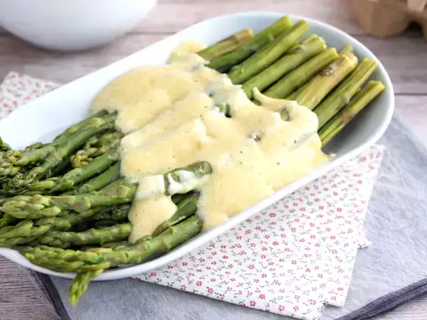 3 omake, ki izboljšajo zelene šparglje, ne da bi prikrile njihov okus