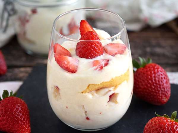 Jagodni tiramisu: spomladanska različica italijanske klasike