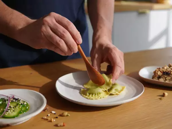 Dnevni meni, 24. april: osvežujoča japonska solata, slastni ravioli in zdrava müsli torta