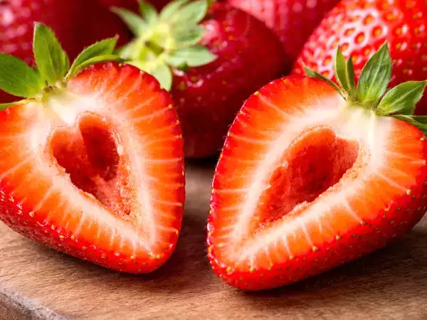 Zakaj imajo nekatere jagode v notranjosti luknje? Obstaja neizrečen razlog.