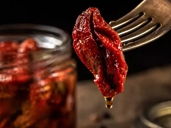 Suhi paradižniki v olju: koncentrat okusa v shrambi in 10 receptov, kako ga kar najbolje izkoristiti.