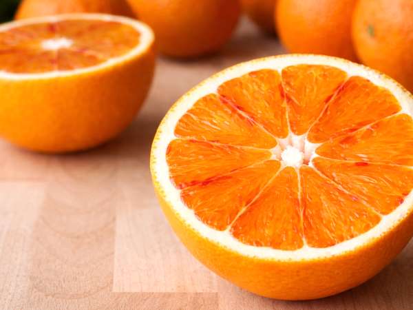 Bela folija na oranžni barvi ni naključje, njeni učinki pa so lahko presenetljivi.