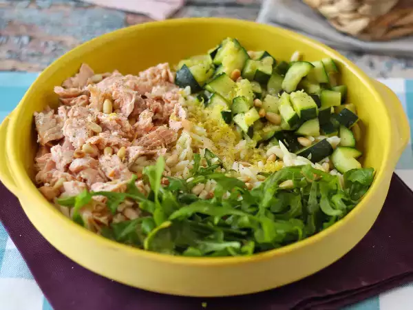 Orzo: kaj je, kako ga skuhati in zakaj se te majhne testenine tako dobro obnesejo v juhah, solatah in kremnih jedeh.