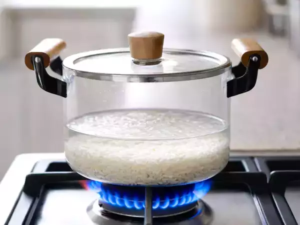 Ni vam treba meriti vode: preprost trik za rahel riž, ki ga skoraj nihče ne uporablja