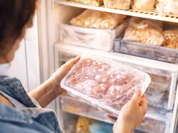 Ste pozabili odmrzniti? Ta preprost trik to popravi v nekaj minutah in prihrani vsak obrok.