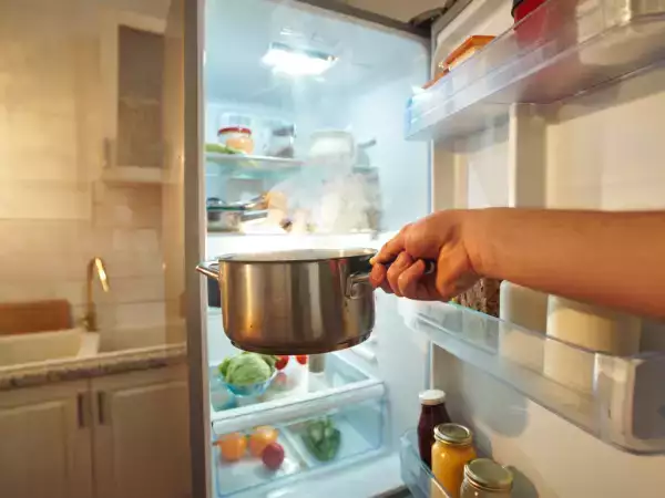 Zakaj je bolje, da ponev z ostanki hrane ohladimo, preden jo postavimo v hladilnik