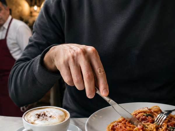 Česa ne smete početi s testeninami, kavo in pico, če je v bližini Italijan