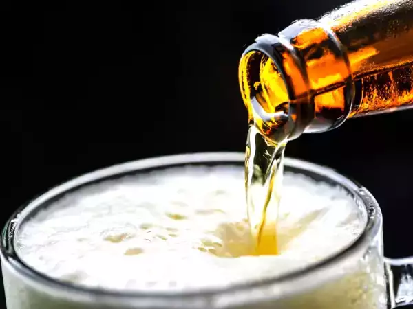 Zakaj se pivo manj peni, če kozarec nagnete?
