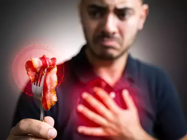 Če imate visok krvni tlak, se izogibajte tem 7 živilom: katera so res škodljiva za vaše srce?