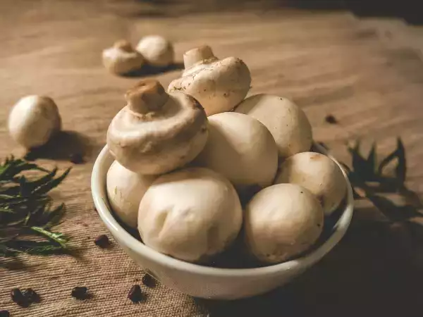 Ali je treba šampinjone pred kuhanjem olupiti?