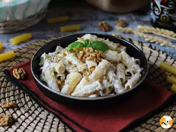 Ni bazilike za pesto? Ta orehova omaka reši testenine
