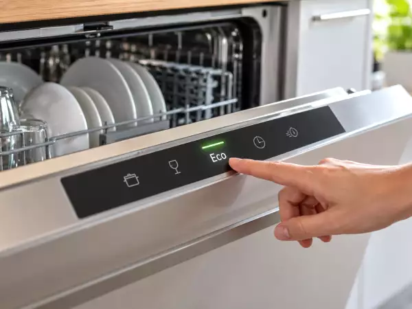 Ali funkcija »Eco« na pomivalnem stroju resnično prihrani energijo? Preverite, koliko lahko prihranite