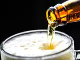 Članki: Zakaj se pivo manj peni, če kozarec nagnete?