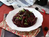 Recept Spaghetti al fuoco di bacco: testenine z rdečim vinom, ki na mizo prinesejo nekaj posebnega.