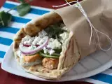Recept Gyros z lososom, popoln grški ribji sendvič za poletje!
