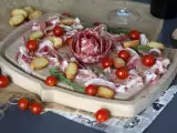 Recept Kako pripraviti krožnik z ocvirki? zložite ga v obliko vrtnice!