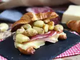 Recept Raclette croissant sendvič za okusno pozno kosilo!