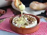 Recept V pečici pečen camembert z medom in orehi
