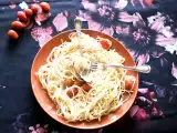 Recept Testenine s parmezanovo omako in češnjevim paradižnikom