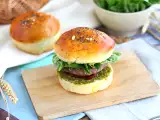 Recept Burger po italijansko: omaka pesto, suhi paradižniki, mocarela