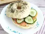 Recept Bagel z lososom, kumaricami in fromage frais