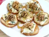 Recept Toast z roquefortom, orehi in medom