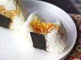 Recept Onigiri z jajčnimi rumenjaki, konzerviranimi v sojini omaki