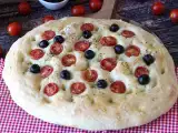 Recept Debela in mehka focaccia s češnjevimi paradižniki, olivami in origanom
