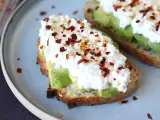 Recept Toast z avokadom in skuto s začinjenim medom