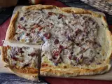 Recept Zwiebelkuchen: nemška pita z mehko dušeno čebulo in slaninskimi koščki