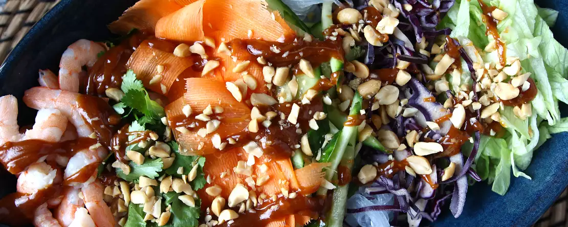 Pisana solata z riževimi vermicelli in kozicami ter pikantno arašidovo omako