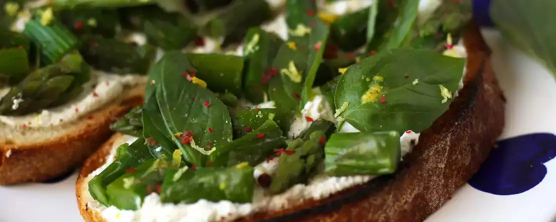 Šparglji, limona in rikota z baziliko