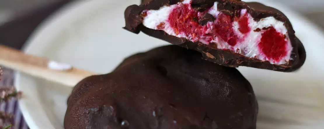 Skyr, maline in čokoladni sladoled. zdrav prigrizek za sončne dni!