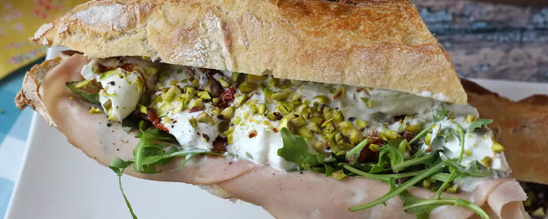 Gourmet italijanski sendvič z mortadelo in sirom burrata