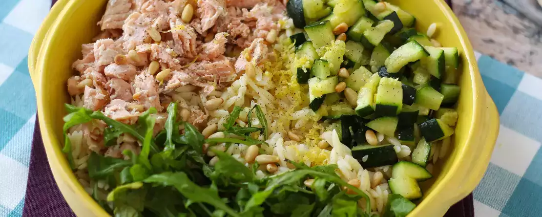 Solata iz testenin orzo z lososom in bučkami