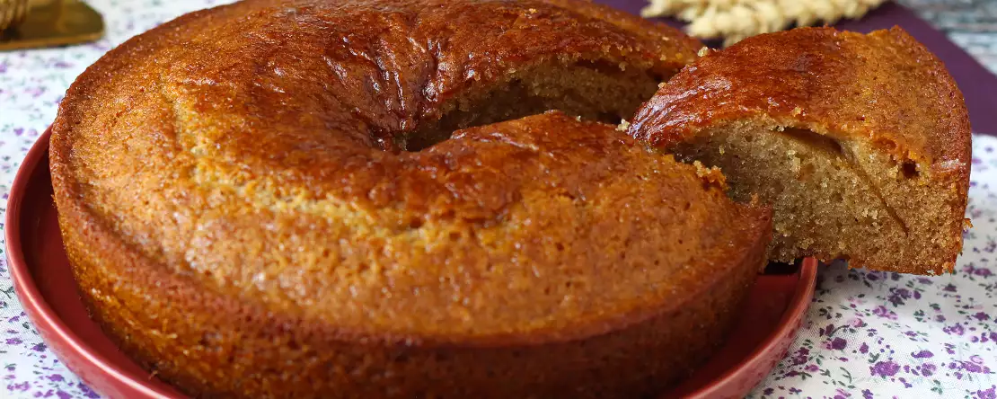 Mehka in sočna medena torta: preprosta priprava brez mešalnika