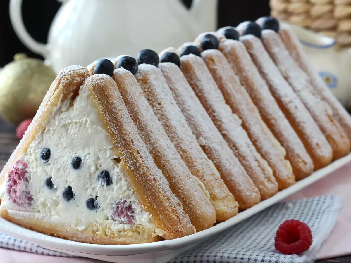 Recept Za pripravo božičnega debla z rdečim sadjem ne potrebujete modela!