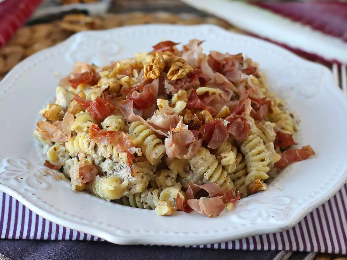 Recept Kremne testenine z radičem, hrustljavo slanino in orehi: hiter in neustavljiv recept