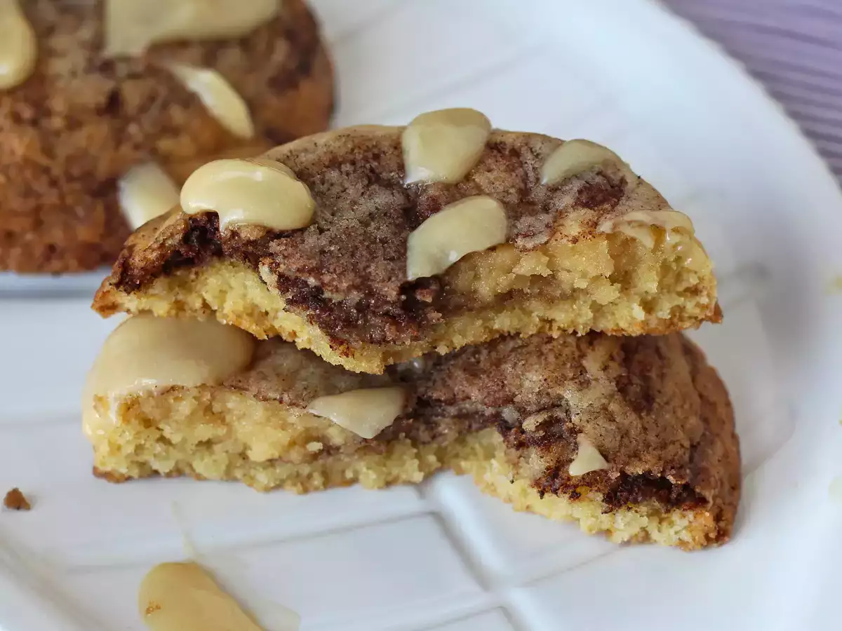 Recept Piškotki s cimetovimi zvitki, ki se topijo v ustih in so hrustljavi ter imajo dober okus po cimetu.