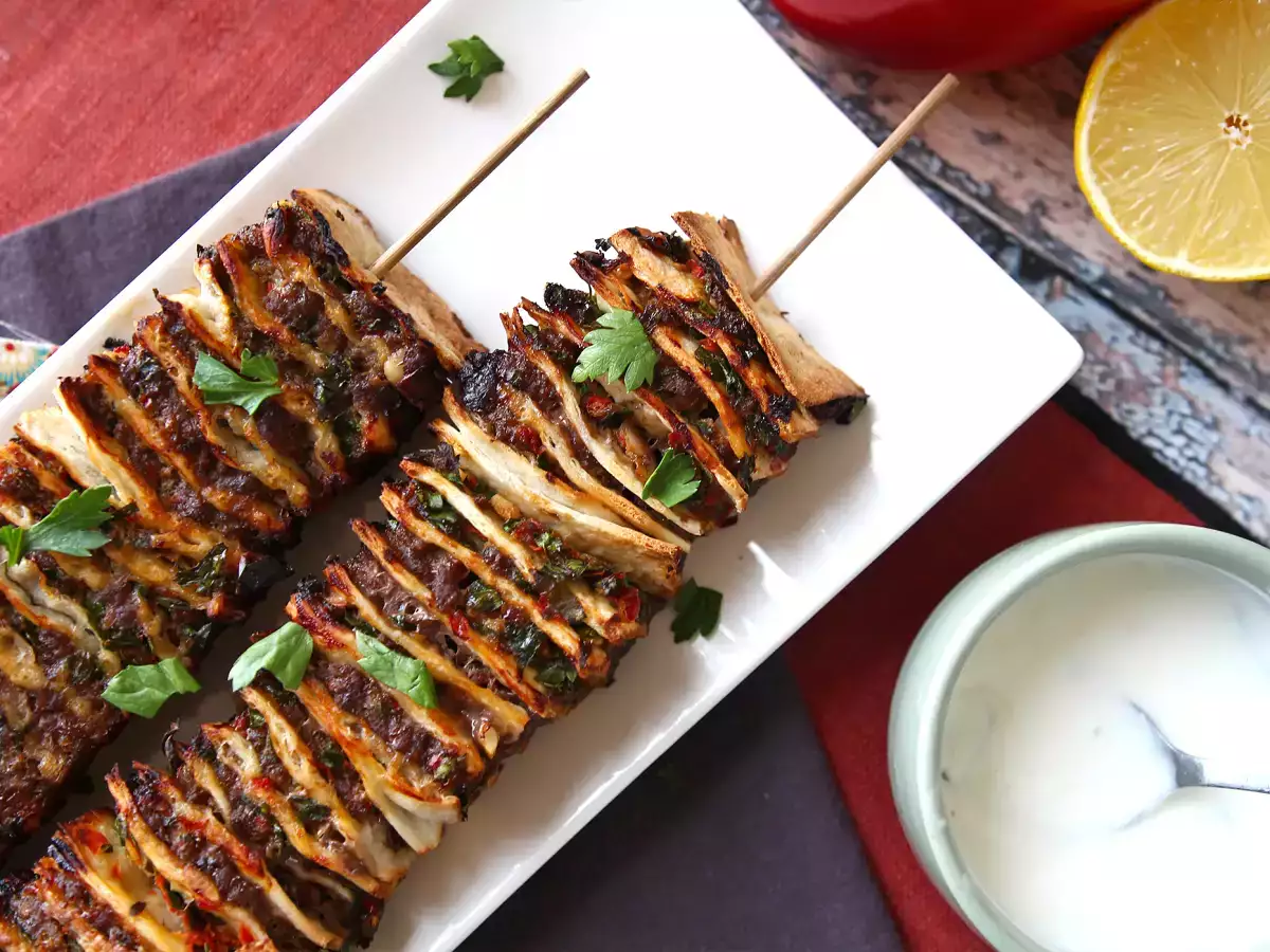 Recept Lavash kebab s tortiljami, slavni enostavni kebabi, pečeni v pečici!