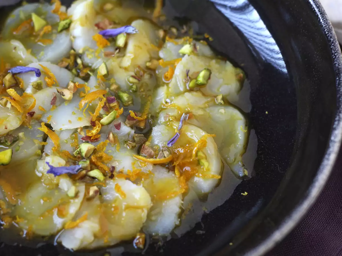 Recept Karpačo iz pokrovač z vinaigretom iz citrusov in pistacijami, elegantna in enostavna predjed.