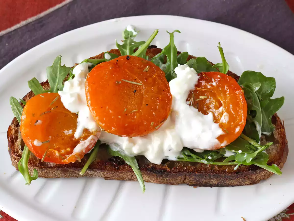 Recept Pražene marelice, rukola in burrata na toastu