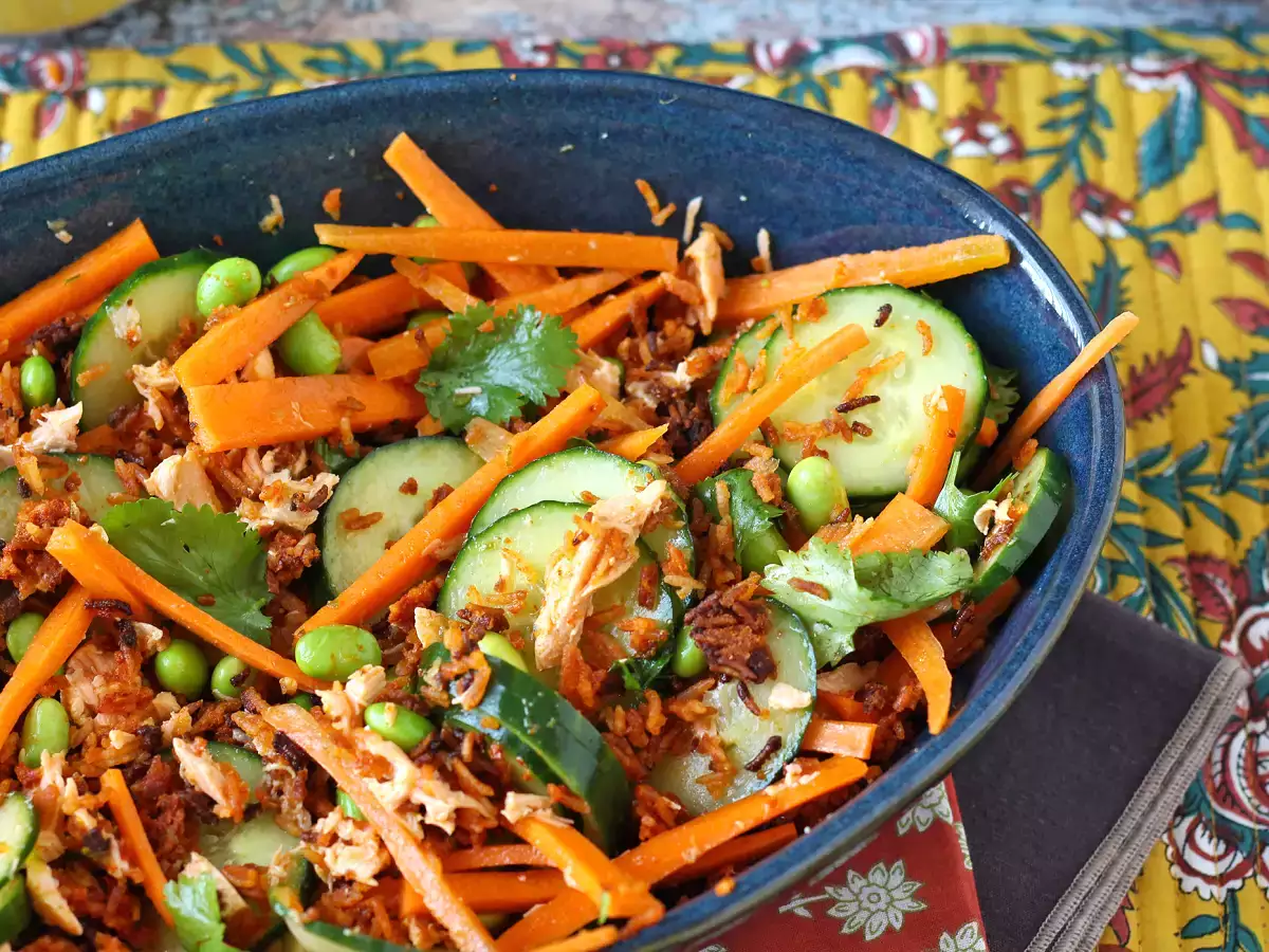 Recept Hrustljava, začinjena solata s hrustljavim rižem iz lososa!