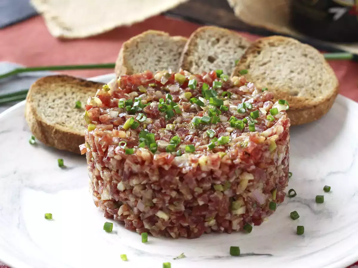 Recept Tatar iz fueta: hitra različica klasičnega tatarskega bifteka