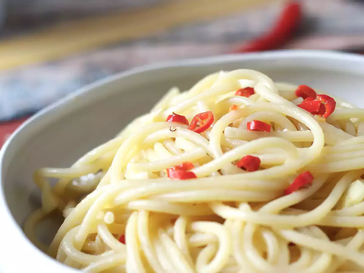 Recept Špageti aglio, olio in peperoncino: jed italijanske tradicije v zadnjem trenutku