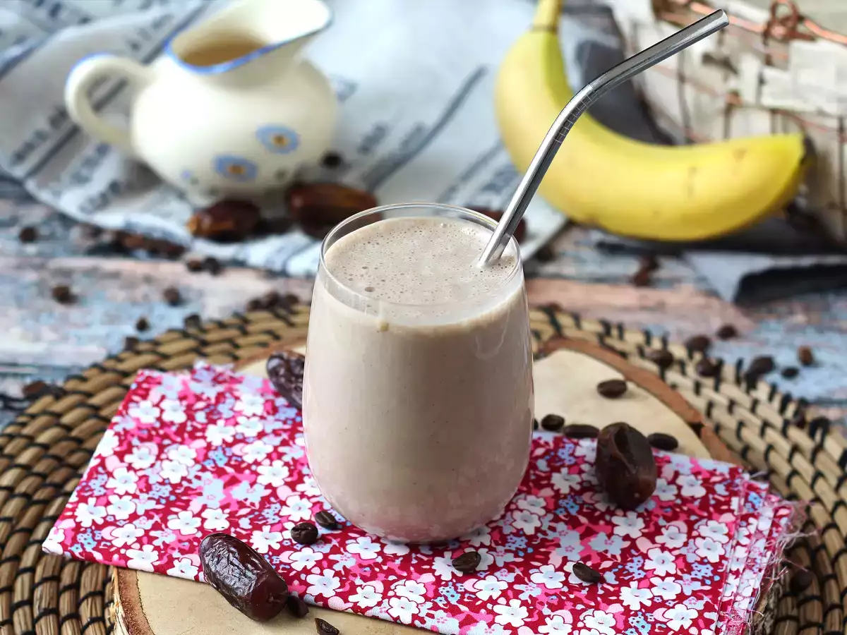 Recept Kava in datljev smoothie za prebujanje!
