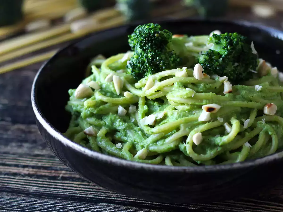 Recept Kremne testenine z brokolijem in mandlji: enostavna za pripravo in okusna jed